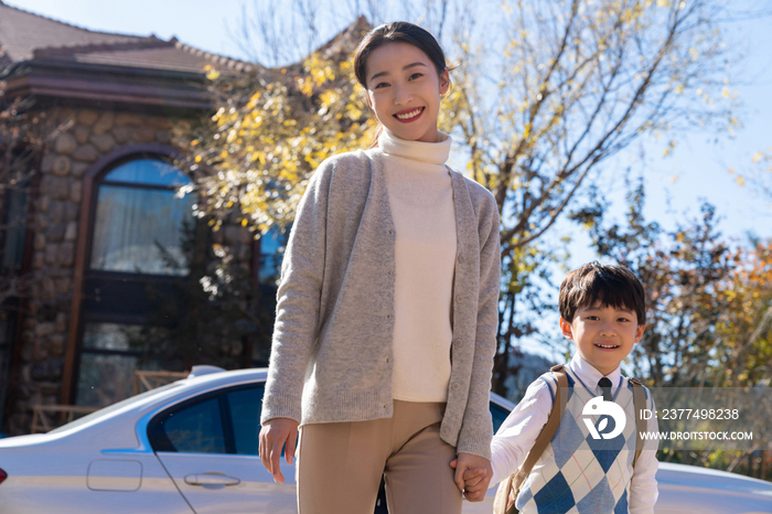 年轻妈妈接孩子放学