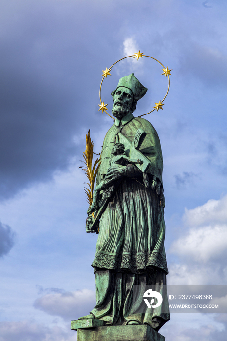 捷克布拉格查理大桥上圣徒雕像