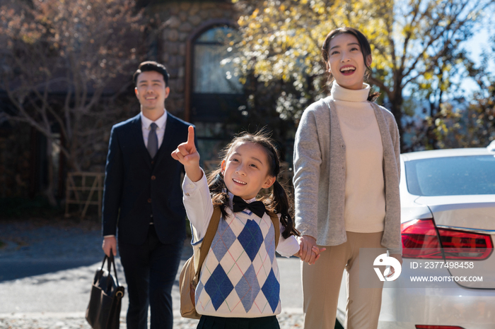 年轻夫妻接孩子放学