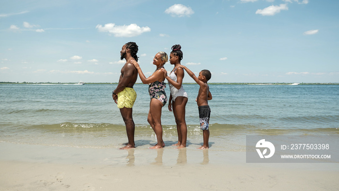 美国，一家人站在海滩上