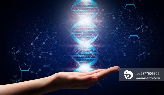 基因工程概念。蓝色背景下女性手上发光的DNA分子拼贴