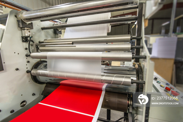 印刷机中的哑光或光泽塑料机器，可完美完成印刷文档。