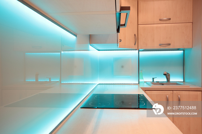 带蓝色LED照明的现代豪华厨房