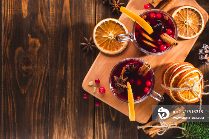 圣诞热葡萄酒，配香料和水果，装在木板上的玻璃杯里，还有橙子，俯视图，复制品