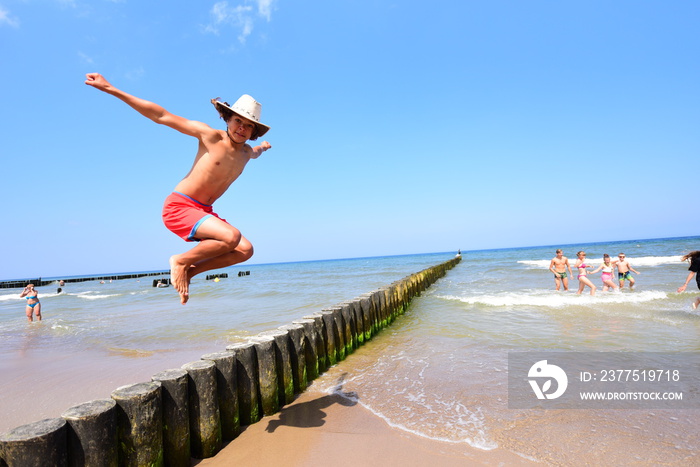 Kolonie letnie nad morzem dla dzieci i młodzieży, atrakcje turystyczne na wakacje, summer camp, youn