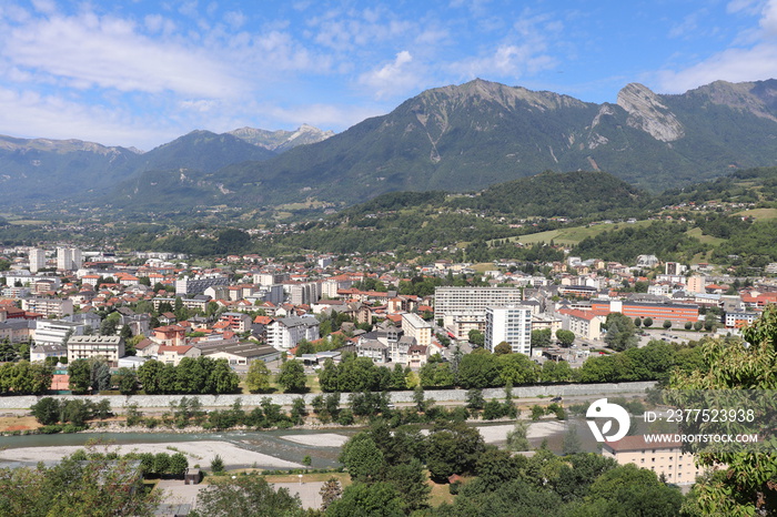 Vue densemble de Albertville au pied du massif des Bauges, ville de Albertville, département de la 