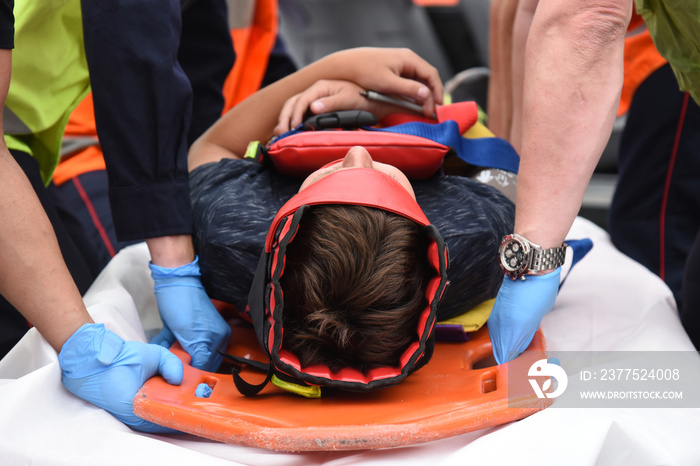 pompiers secourant des victimes dun accident de voiture