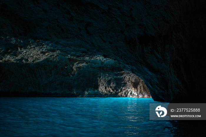 卡普里岛蓝色石窟内部视图