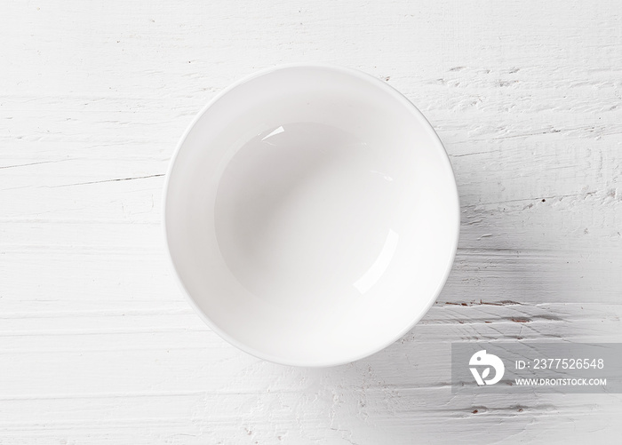 白色木桌上的空碗