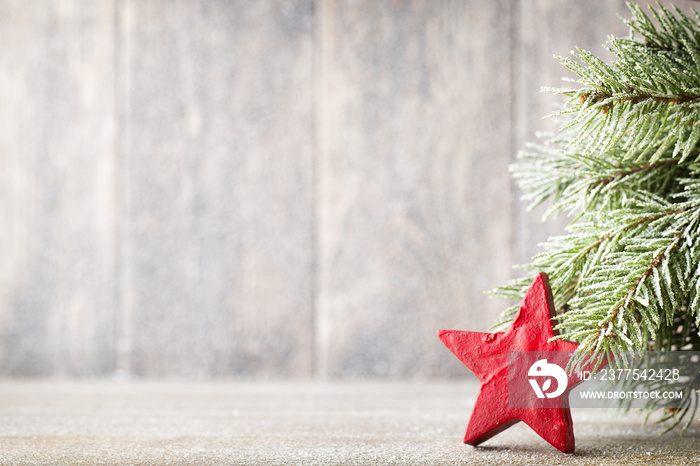 圣诞冷杉树枝和装饰，木质背景。