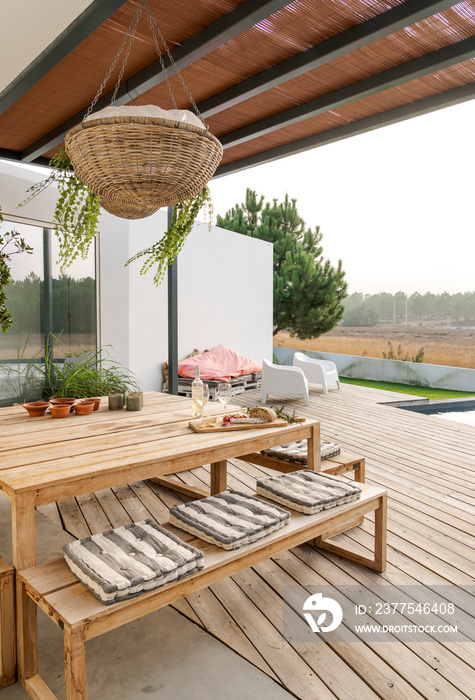 带花园游泳池和木制甲板的现代住宅