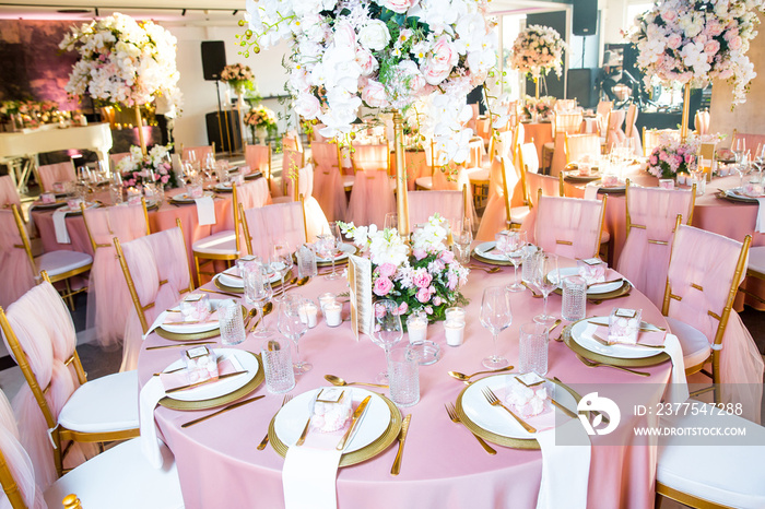 用金色配饰和鲜花装饰的美丽餐桌。婚礼。装饰
