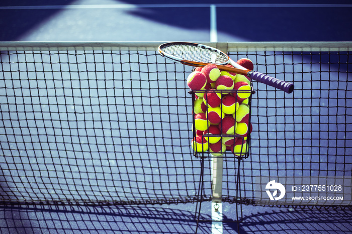 网球场，网球篮架上有网球。