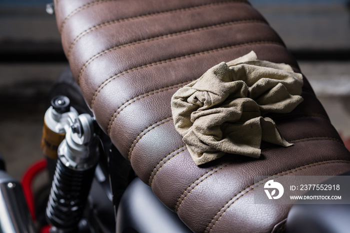 Motorcycles detailing series : Chamois cloth on vintage motorcycle seat