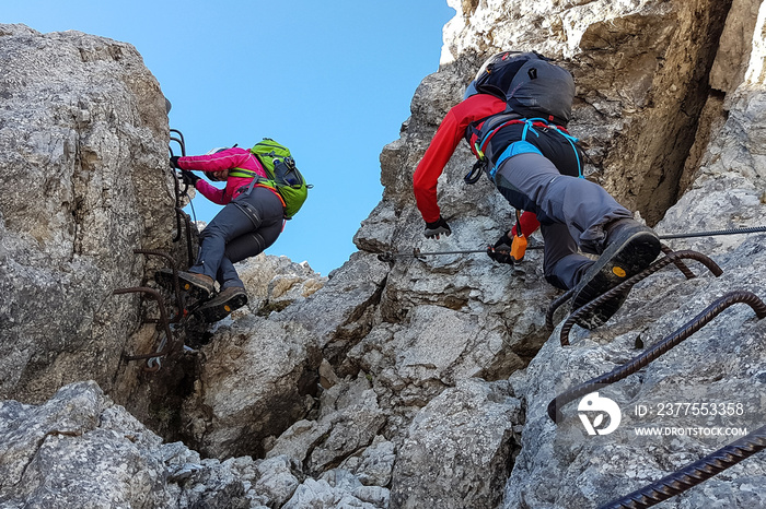 Kletterer unterwegs auf dem Mindelheimer Klettersteig in den Alpen