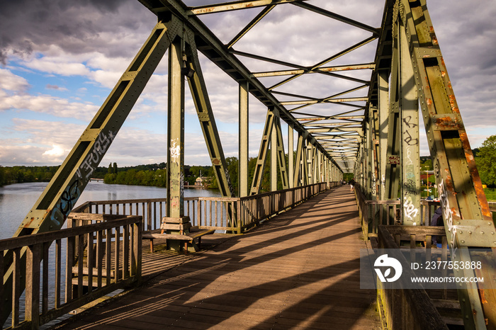 Brücke über die Ruhr am Baldeneysee