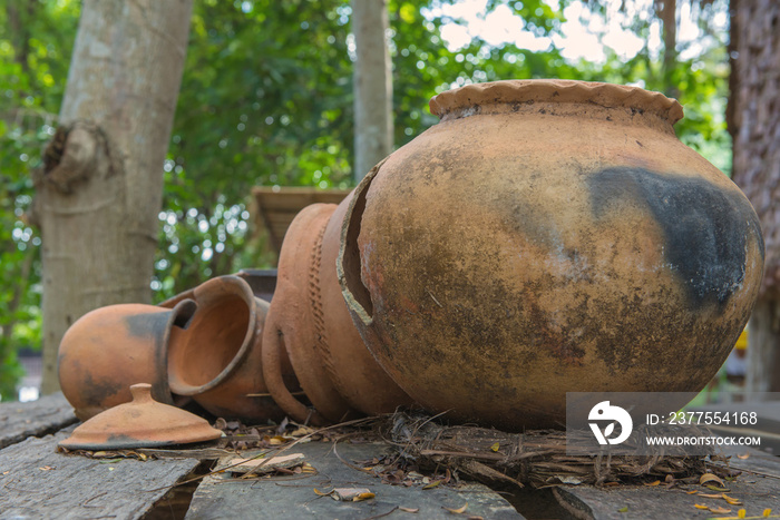 废弃小屋上的破碎古董粘土壶或传统罐子