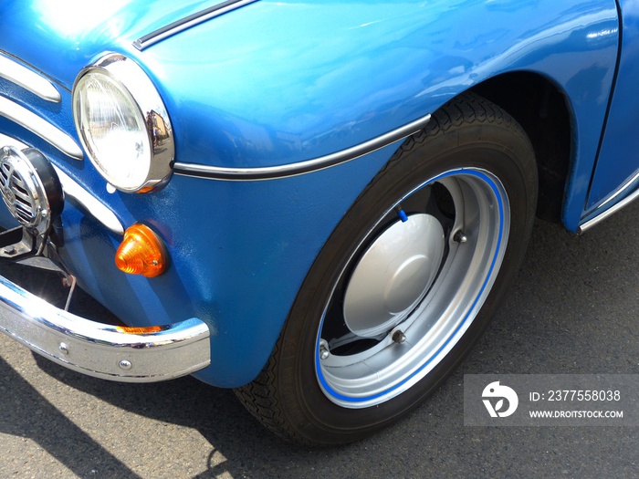 Französischer Kleinwagen Klassiker der Vierzigerjahre und Fünfzigerjahre in Blau Metallic im Sonnens