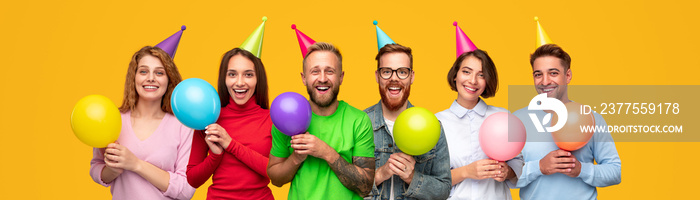 快乐的人们用气球庆祝生日派对