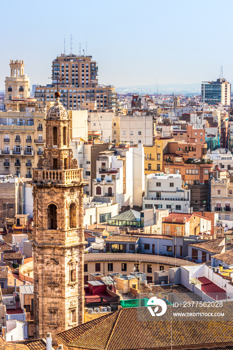 Blick auf den Kirchturm der Iglesia Santa Catalina und der Plaza Redonda, Valencia, Spanien