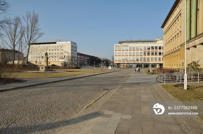 Eisenhüttenstadt, Zentraler Platz (Pklatz vor dem Rathaus mit Blick auf das Linden-Zentrum in der St