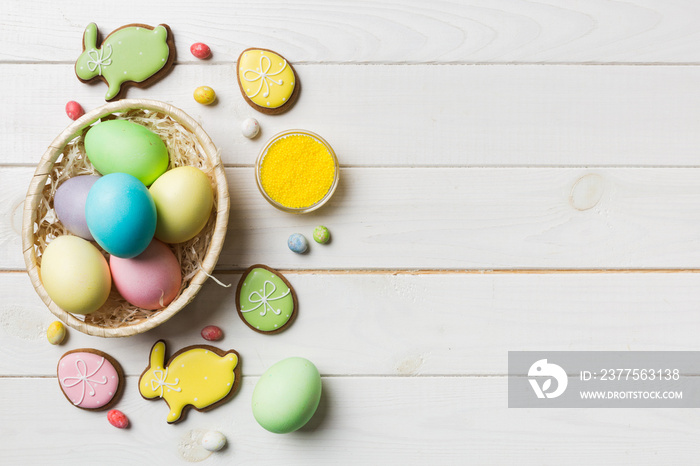 篮子里的彩色复活节饼干，彩色背景上有多种颜色的复活节彩蛋。Pastel颜色