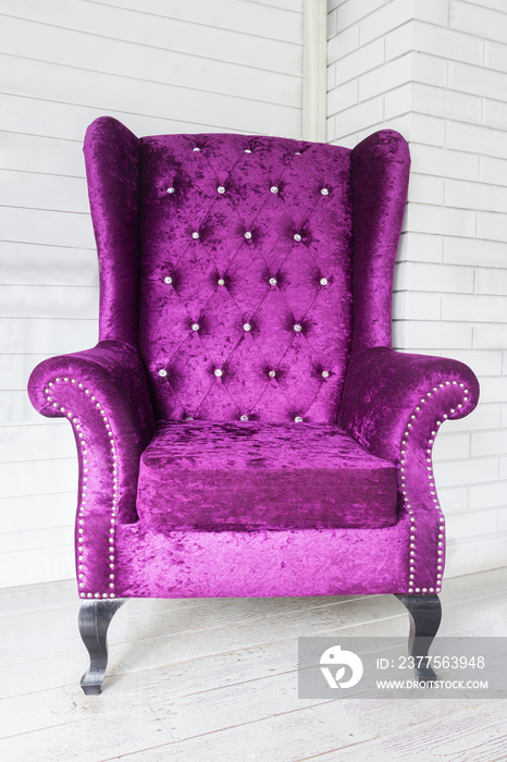 白色房间里的紫色椅子