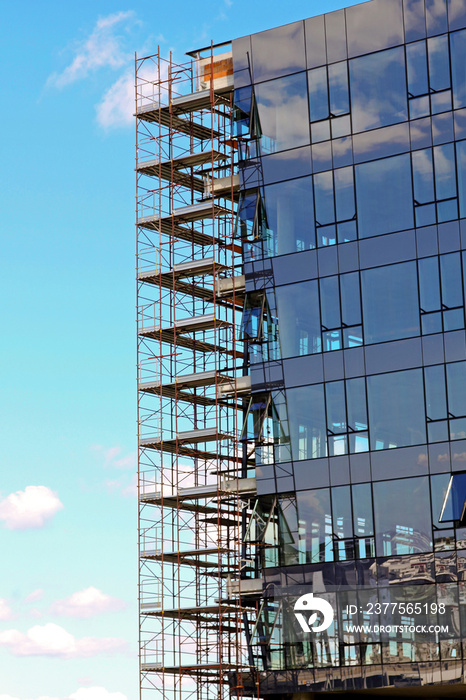 Glass building corner construction