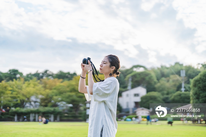 公園で写真を撮るカメラ女子