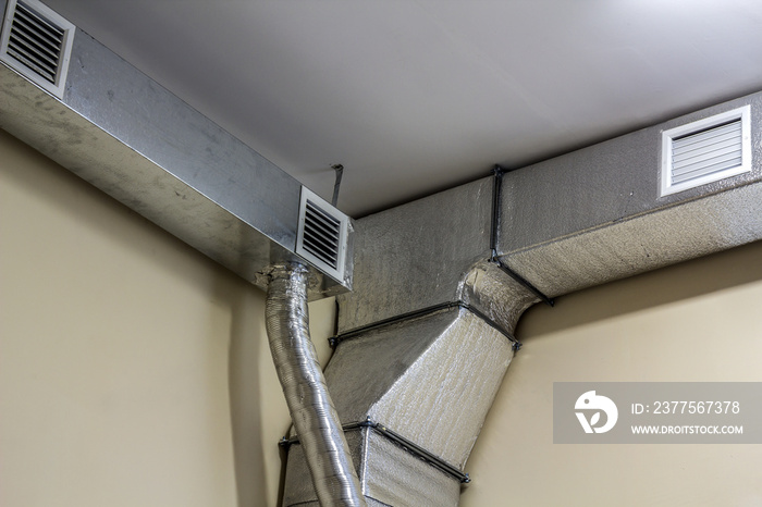 安装在工业建筑天花板上的工业风管通风设备和管道系统。