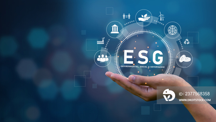 ESG关于环境、社会和治理的概念在蓝底图标的技术手掌上