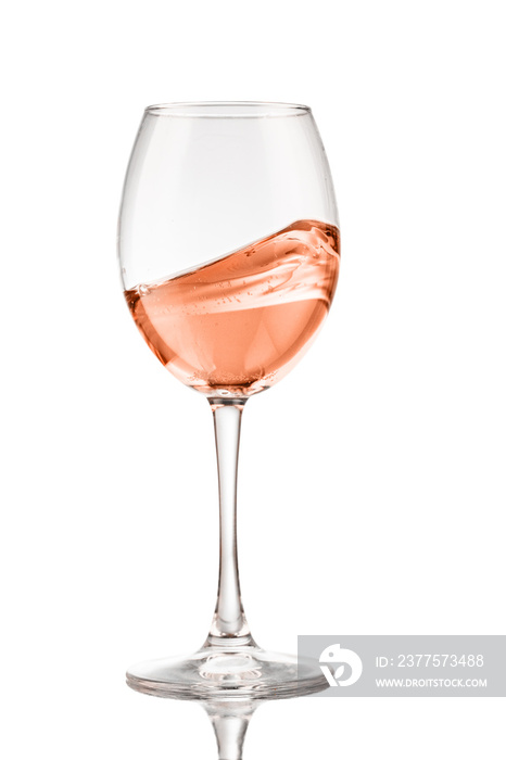 带有玫瑰色葡萄酒的酒杯在优雅的白色背景上反射。