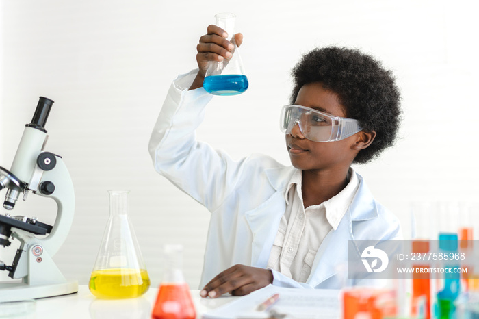 非洲裔美国可爱的小男孩学生学习研究并做化学实验whi