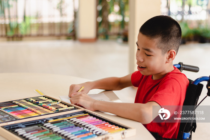 亚洲残疾儿童在轮椅上涂色艺术作品，练习肌肉发育的技能，Speci