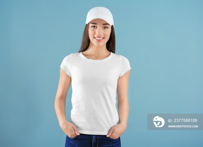 年轻女性穿着时尚的彩色背景白色t恤。设计模型
