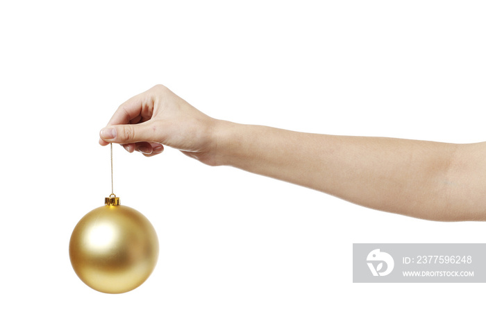 白色背景下，为手中的圣诞树制作的圣诞金色玩具球。
