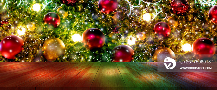顶部木质桌子，圣诞树和红色球悬挂模糊背景，木质桌子