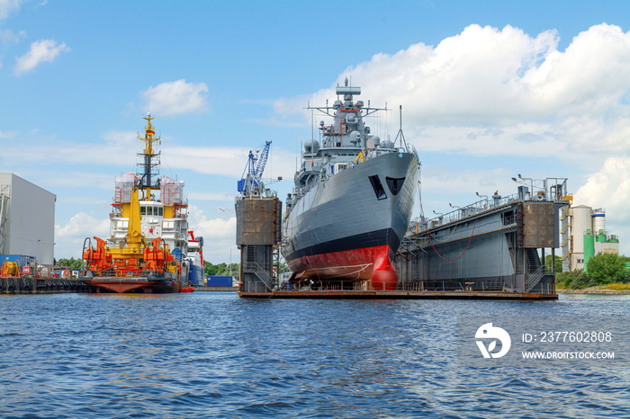 Marineschiff im Trockendock Wilhelmshaven