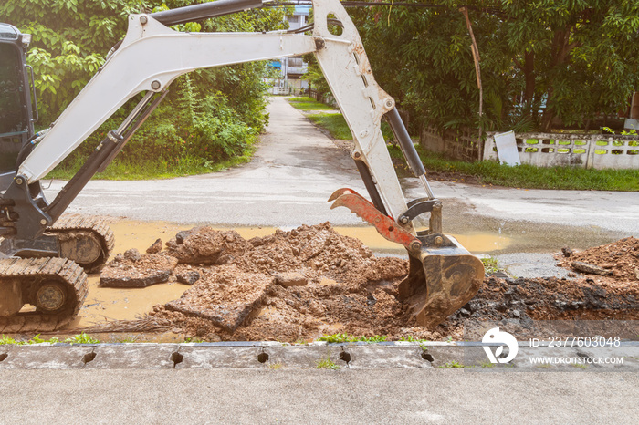 backhoe dig repair broken water line pipe main plumbing on road