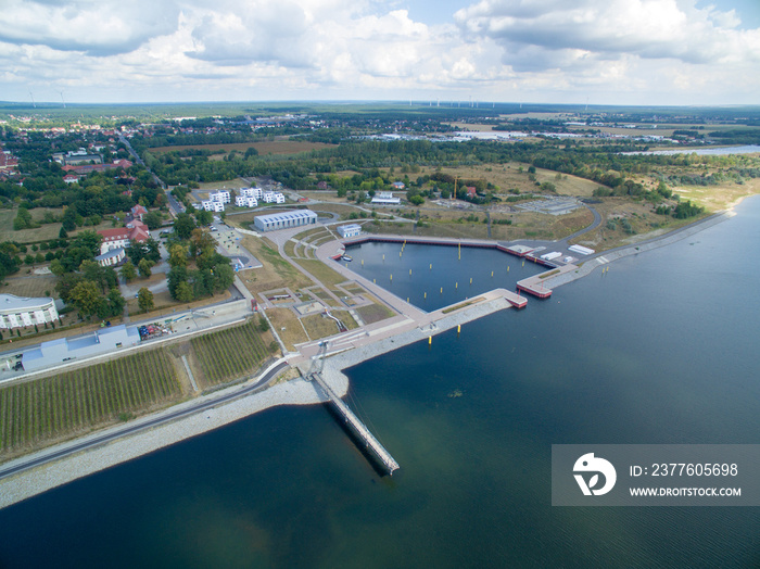 IBA Terassen großräschen Hafen Sportboothafen Sporthafen gefluteter tagebau See Badesee Anlegestelle Infrastruktur Wohngebiet Erschließung bebauung Sonnig  luftbild drohne himmel sommerlicher tag