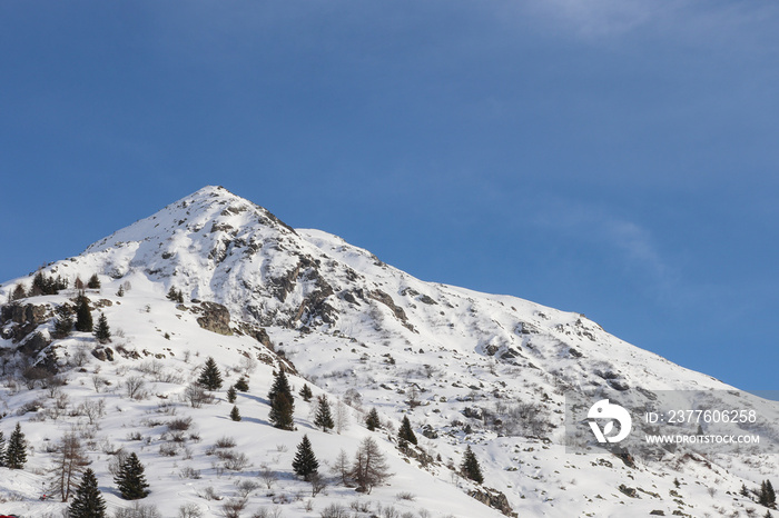 Auvergne-Rhone-Alpes - Montagne enneigée