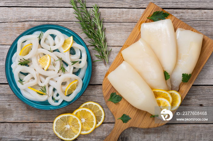 Squid rings and tubes with lemon