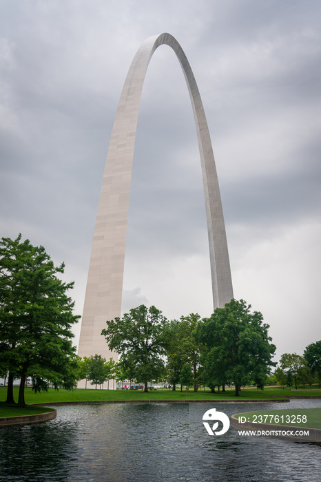 River and Gateway Arch National Park