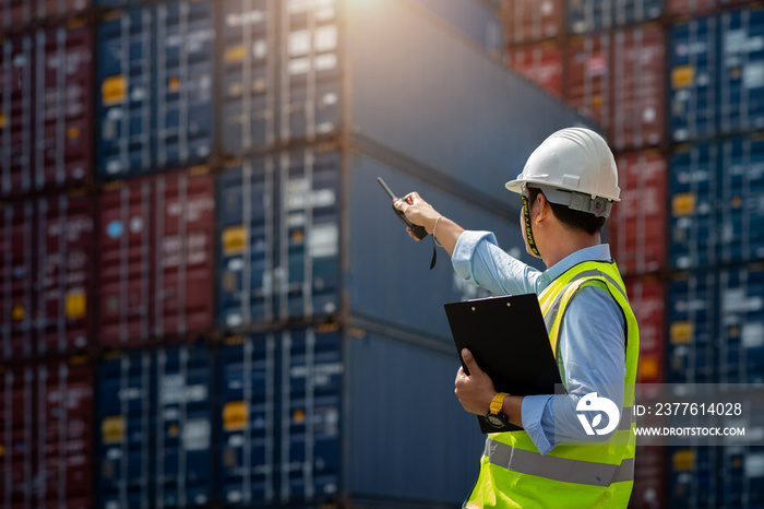 Foreman control loading Containers box to truck