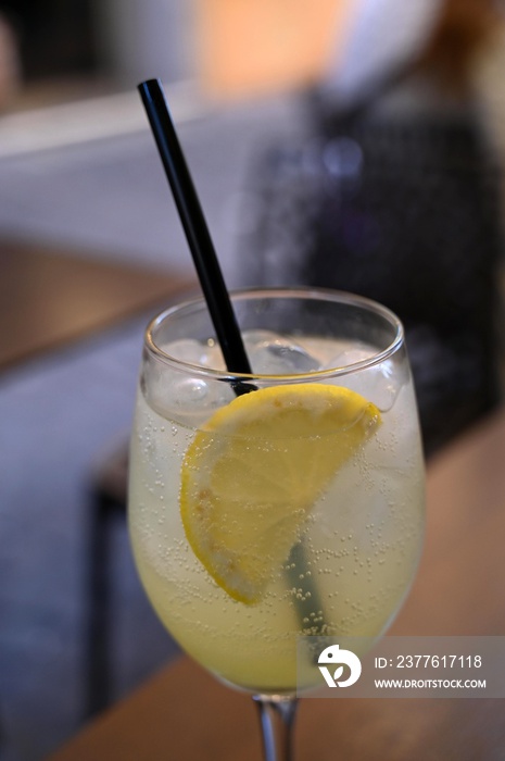 Verre de limoncello spritz avec une rondelle de citron et des glaçons