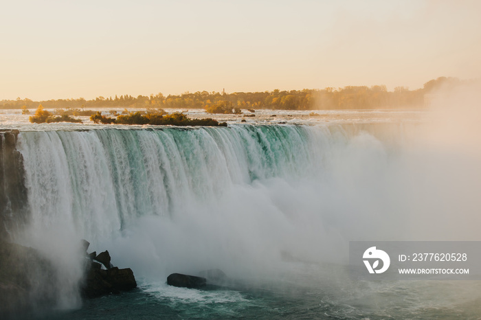 Lever de soleil sur les chutes du Niagara