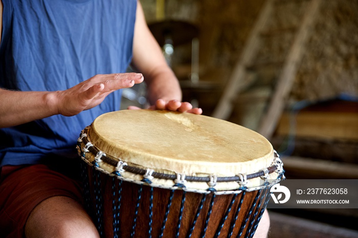 Homme main joue djembe percussion rythme - instrument de musique répétition apprendre cours