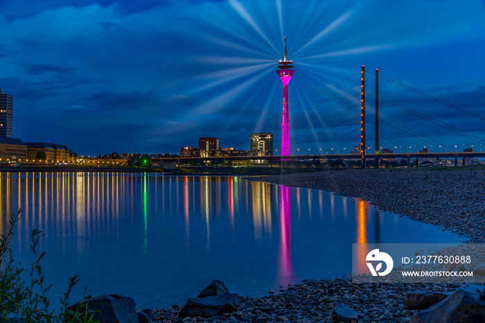 Düsseldorfer Fernsehturm im Medienhafen beleuchtet am Abend