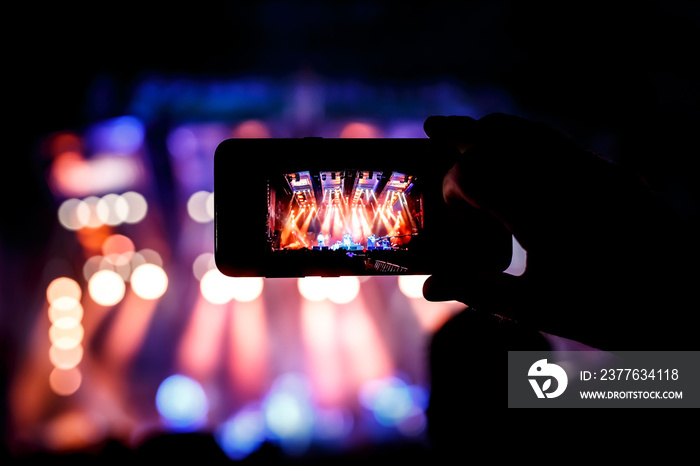 Stream online live concert to social networks from music show.