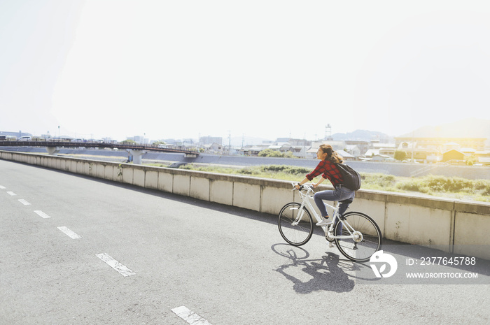 自転車に乗る女性